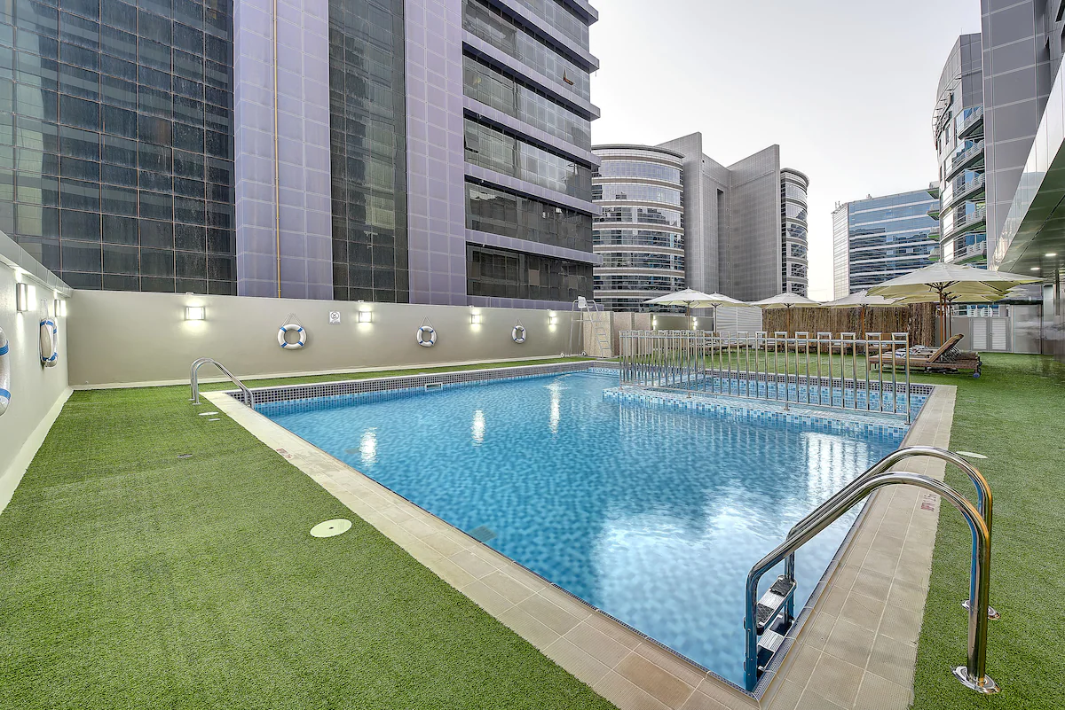 استخر هتل رویال کانتیننتال دبی